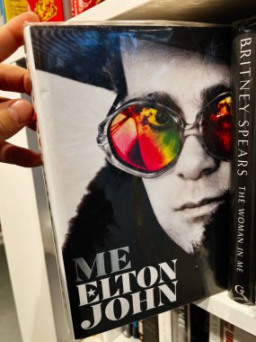 Londra, İngiltere - 12 Aralık 2025: Gökkuşağı güneş gözlüğü takan Elton John portresinin yer aldığı kitap kapağı kapağı.