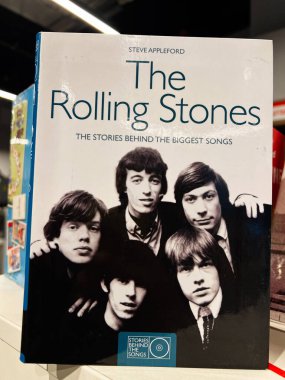 Londra, İngiltere - 12 Aralık 2025: Rolling Stones 'un siyah beyaz portreleriyle yer aldığı kitap kapağı; en büyük şarkıların ardındaki hikayeleri araştırıyor. Steve Appleford