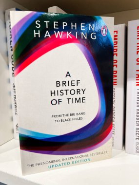 Londra, İngiltere - 12 Aralık 2025: Stephen Hawking 'in renkli soyut çizimler ve cesur tipografinin yer aldığı Zamanın Kısa Tarihi adlı kitabının kapağı.