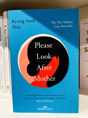 Londra, İngiltere - 12 Aralık 2025: Çok satan bir Kore romanının kapağı, lütfen anneme göz kulak olun, aile ve anıları keşfediyor. Kyung Sook Shin.