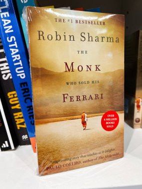 Londra, İngiltere - 12 Aralık 2025: The Monk Who sold his Ferrari by Robin Sharma tarafından kitapçıda satıldı.