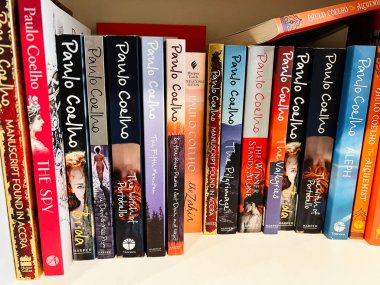Londra, İngiltere - 12 Aralık 2025: Rafta bir dizi Paulo Coelho romanı, okuma, seyahat ve iç yolculuğun sinyallerini veriyor.