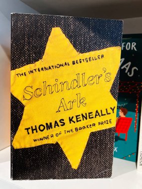 Londra, İngiltere - 12 Aralık 2025: Thomas Keneally 'nin yazdığı Schindler' in Gemisi 'ni gösteren sarı bir yıldızın yer aldığı klasik bir kitap kapağı.