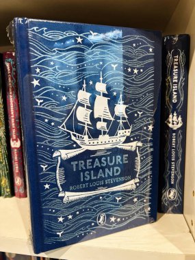 Londra, İngiltere - 12 Aralık 2025: Robert Louis Stevenson 'ın Hazine Adası' nın Mavi baskısı.