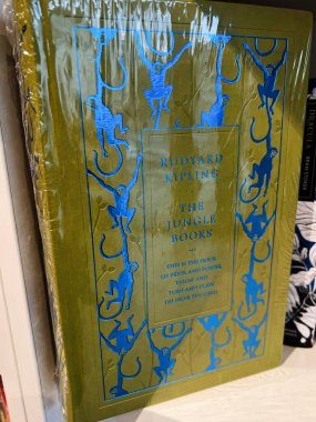 Londra, İngiltere - 12 Aralık 2025: Rudyard Kipling 'in Orman Kitabı' nda mavi maymunların oyuncu pozlar verdiği altın kapak.