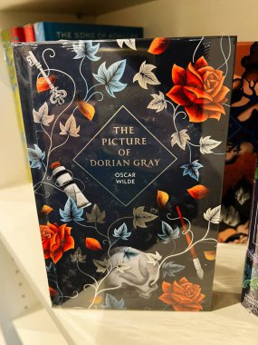 Londra, İngiltere - 12 Aralık 2025: Oscar Wilde 'ın klasik hikayesi için güller ve sarmaşıkların yer aldığı dekoratif çiçek kitabı kapağı. Dorian Gray 'in Resmi
