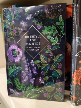 Londra, İngiltere - 12 Aralık 2025: Çiçekler ve Robert Louis Stevenson 'ın başlığını çevreleyen yaprakların yer aldığı Gotik klasik kapak. Dr Jekyll ve Bay Hyde