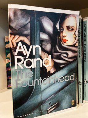 Londra, İngiltere - 12 Aralık 2025: The Fountainhead 'in Modern Klasikler serisinden Ayn Rand' in The Fountainhead cilt kapağına yakından bir bakış.