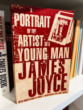 Londra, İngiltere - 12 Aralık 2025: Cesur tipografi ve edebi mirası olan ünlü bir romanın tozlu kırmızı bej rengi kapağı. James Joyce 'un Genç Bir Adam Olarak Portresi