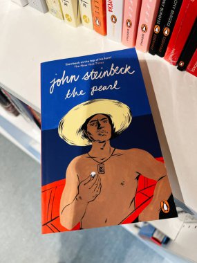 Londra, İngiltere - 12 Aralık 2025: Stylize Penguen baskısı kapağı şapkalı ve incili bir adamın koyu mavi ve sarı çizimini gösteriyor. John Steinbeck 'in İncisi