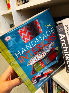 Londra, İngiltere - 12 Aralık 2025: Dekoratif yastıklar ve ev dekorasyonu ve tasarım ilham kaynakları içeren parlak mavi kapak.