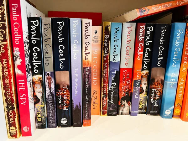 Londra, İngiltere - 12 Aralık 2025: Rafta bir dizi Paulo Coelho romanı, okuma, seyahat ve iç yolculuğun sinyallerini veriyor.