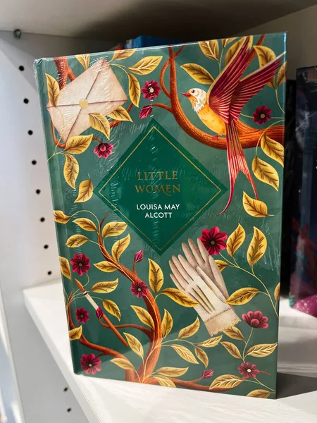 Londra, İngiltere - 12 Aralık 2025: Bir kuş, zarf, eldiven ve sarmaşıkların yer aldığı klasik tarz kitap kapağı. Louisa May Alcott 'tan Küçük Kadınlar