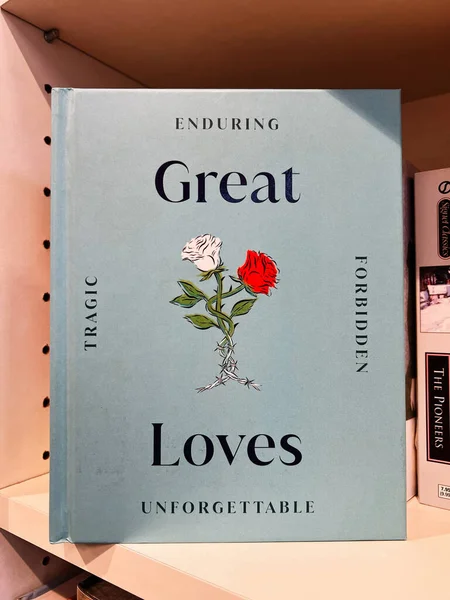 Londra, İngiltere - 12 Aralık 2025: Dayanıklılık ve yasak aşka vurgu yapan beyaz ve kırmızı güllerin yer aldığı mavi kitap kapağı. Büyük Aşklar