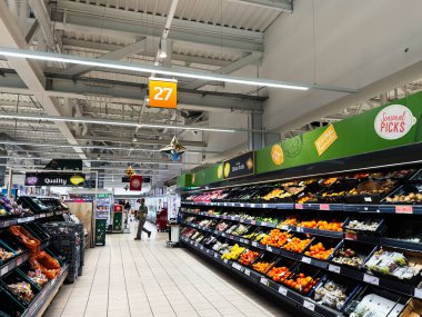 Manchester, İngiltere - 03 Aralık 2025: Manchester 'daki bir süpermarkette meyve ve sebzelerin sergilendiği renkli üretim bölümü.