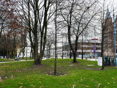 Manchester, İngiltere - Aralık 06, 2025: Manchester 'da ağaçlar, çimenler ve sonbaharda şehir hayatı ile sakin kent parkı.