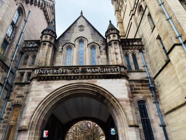 Manchester, İngiltere - Aralık 06, 2025: Manchester İngiltere 'deki Manchester Üniversitesi' nin tarihi kampüsünün çerçevesi.
