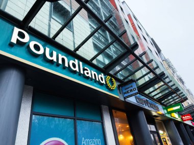 Manchester, İngiltere - Aralık 06, 2025: Manchester, Poundland 'ın dışı Caffe Nero ve Subway ile birlikte cam bir gölgeliğin altında.