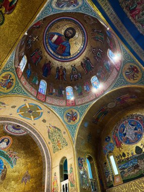 Roma, İtalya - 29 Temmuz 2025: Karmaşık altın mozaik tavan İsa 'nın ikonu, melekleri ve İncil' deki zengin dekore edilmiş bir kilisenin içinde yer alan figürler. Santa Sofia Via Boccea Caddesi.