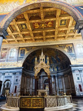 Roma, İtalya - 30 Temmuz 2025: Yaldızlı sunak, mozaikler, kemerler ve kubbeli dekoratif tavan içeren lüks kilise iç mimarisi. Aziz Paul 'un Papalık Bazilikası Duvarların Dışında