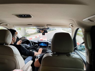 Kudüs, İsrail - 03 Aralık 2022: Bir sürücü ve yolcu İsrail 'de parlak bir gösterge paneli ve önlerinde bir yol ile geziyorlar..