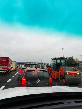 Katowice, Polonya - 29 Kasım 2025: Kamyon ve yol silindirli yoğun bir karayolu trafiği bulutlu bir gökyüzü altında.