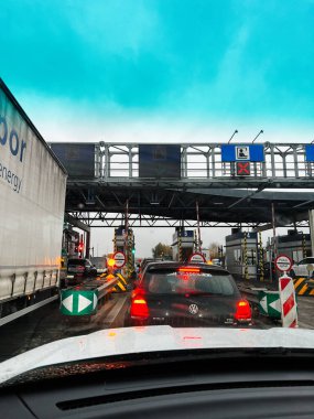 Katowice, Polonya - 29 Kasım 2025: Hafif yağmurda sınır kapısında bekleyen araçlar ve kamyonla dolu gişeler.