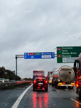 Katowice, Polonya - 29 Kasım 2025: Yoğun trafik, kamyonlar ve Polonya trafik işaretleriyle dolu bulutlu otoyol.