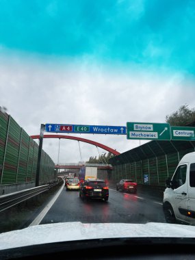 Katowice, Polonya - 29 Kasım 2025: Islak havada Wroclaw ve Centrum 'a yönelik yön işaretleriyle dolu otoyol sahnesi.