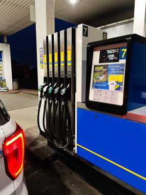 Ostrava, Çek Cumhuriyeti - 29 Kasım 2025: Birden fazla pompası, kaldırımında bir arabası ve mavi sarı bir kulübesi olan gece vakti Euro Oil benzin istasyonu sahnesi.