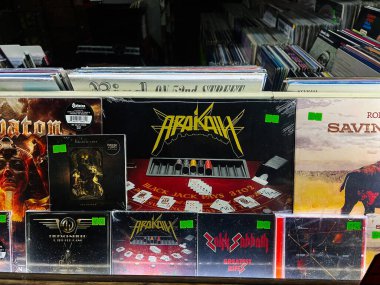 Brno, Çek Cumhuriyeti - 29 Kasım 2025: Meşgul bir plak mağazası raf rafları vinil albümler, canlı kapaklar, ve dağınık oyun kartları bu gece. Arakain Black Jack