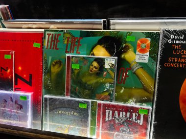 Brno, Çek Cumhuriyeti - 29 Kasım 2025: The Life of a Showgirl, Taylor Swift ve diğer koruyucu kollu albümlerin yer aldığı bir mağazada vinil plaklar sergileniyor.