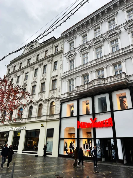 Brno, Çek Cumhuriyeti - 29 Kasım 2025: Süslü perdeler, perakende satış mağazaları ve McDonald 's' ın yanında tanınmış bir New Yorklu dükkânı ile dolu Brno şehir sokağı.