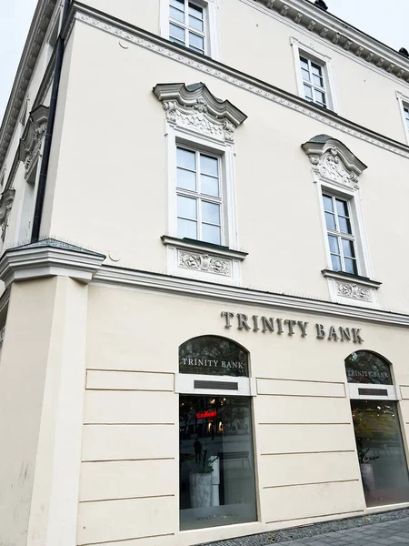Brno, Çek Cumhuriyeti - 29 Kasım 2025: Süslü pencere ve krem dış görünüşlü tarihi Trinity banka cephesi, Avrupa cazibesi ve bankacılık mirası yayılıyor.