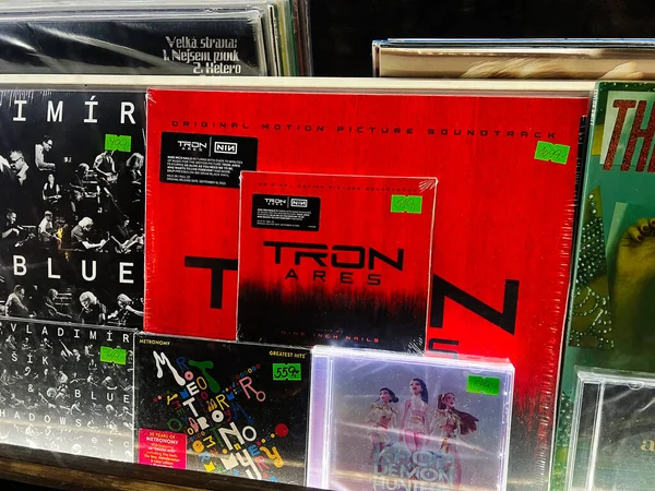 Brno, Çek Cumhuriyeti - 29 Kasım 2025: Raflarda renkli vinil plaklar, diğer albümler arasında kalın kırmızı bir Tron Ares soundtrack kapağı.