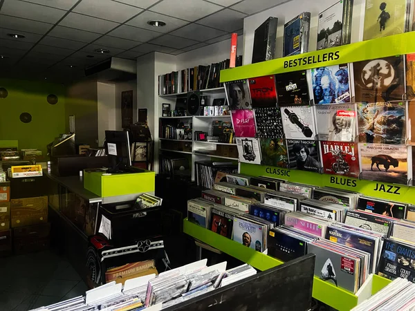 Brno, Çek Cumhuriyeti - 29 Kasım 2025: Canlı plak mağazası sahnesi, vinil plaklar, vitrin rafları ve yeşil aksanlar, Brno 'da müzik severler davet ediliyor.