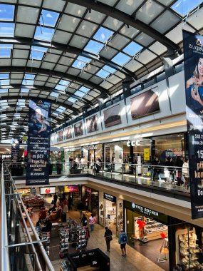 Brno, Çek Cumhuriyeti - 29 Kasım 2025: Parlak Galerie Vankovka AVM İçi pankartlar, mağazalar ve alışveriş merkezleriyle dolu.