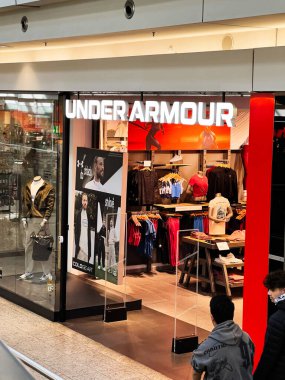 Brno, Çek Cumhuriyeti - 29 Kasım 2025: Zırhlı Araçlar, mankenler ve renkli spor kıyafetlerin sergilendiği bir alışveriş merkezi içinde perakende satış sahnesi.