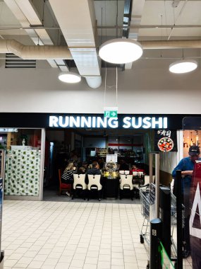 Brno, Çek Cumhuriyeti - 29 Kasım 2025: İnsanlar açık bir suşi restoranında günlük yemek için toplandılar.