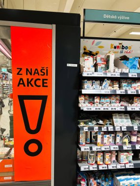 Brno, Çek Cumhuriyeti - 29 Kasım 2025: Bebek bakım ürünleri ve cesur bir satış afişi ile aydınlık mağaza koridoru.