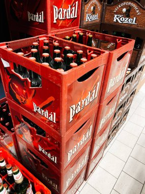 Brno, Çek Cumhuriyeti - 29 Kasım 2025: Budjovick Budvar Pardal bira şişeleriyle dolu kırmızı sandıklar bir içki reyonunda satılmaya hazır.