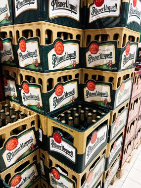 Brno, Çek Cumhuriyeti - 29 Kasım 2025: Bir mağazada bira sandıkları sergilenmekte, bira şişeleri ve kalın etiketli.
