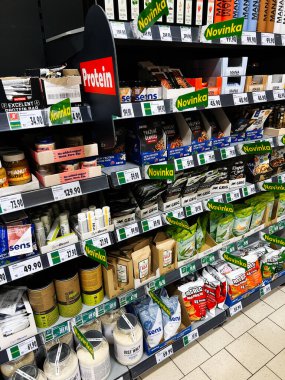 Brno, Çek Cumhuriyeti - 29 Kasım 2025: Süpermarket rafında protein tozları ve beslenme çubuklarının yer aldığı renkli fitness ürünleri.