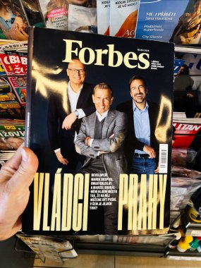 Brno, Çek Cumhuriyeti - 29 Kasım 2025: Üç kendinden emin yönetici Prag 'ın Çek baskısı için Forbes kapağında birlikte poz verdiler.