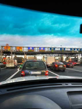 Katowice, Polonya - 29 Kasım 2025: Yoğun bir otoyol manzarası Polonya otoyolu geçiş gişesi plazası.