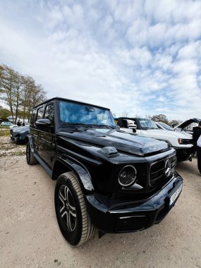 Ternopil, Ukrayna - 29 Kasım 2025: Siyah elektrikli Mercedes-Benz G 580 EQ Technology W 465 açık hava otomobil fuarında lüks, güç ve cesur bir stil sergiliyor..