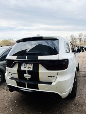 Ternopil, Ukrayna - 29 Kasım 2025: Beyaz Dodge Durango SRT yarış çizgileri ve halka açık bir etkinlikte cesur stil ile Cehennem Kedisi SUV.