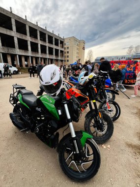 Ternopil, Ukrayna - 29 Kasım 2025: Spor motosikletleri Bajaj Dominar 400 açık hava etkinliği sırasında kalabalık ve kentsel zemin.