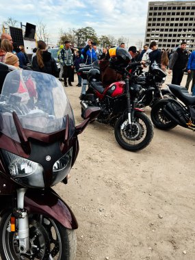 Ternopil, Ukrayna - 29 Kasım 2025: Bir açık hava etkinliğinde park halindeki motosikletlerin etrafında toplanan kalabalık, motosikletleri ve sosyal çıkarları ön plana çıkarıyor.