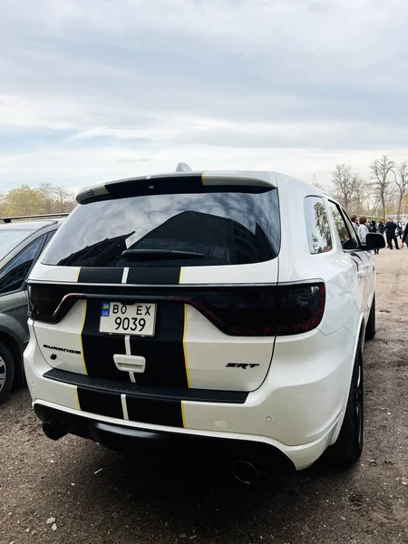 Ternopil, Ukrayna - 29 Kasım 2025: Beyaz Dodge Durango SRT yarış çizgileri ve halka açık bir etkinlikte cesur stil ile Cehennem Kedisi SUV.